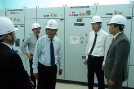 Lãnh đạo tỉnh Quảng Trị tham quan Nhà máy thủy điện ĐaKrông 1. (Ảnh: Trịnh Bang Nhiệm/TTXVN)