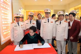 Chủ tịch Quốc hội Nguyễn Thị Kim Ngân ghi sổ lưu niệm tại Nhà truyền thống Khu lưu niệm Sáu điều Bác Hồ dạy Công an nhân dân. (Ảnh: Trọng Đức/TTXVN)