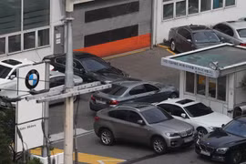 Xe BMW chờ kiểm tra tại trung tâm bảo hành của hãng ở Seoul, Hàn Quốc ngày 3/8. (Ảnh: Yonhap/TTXVN)