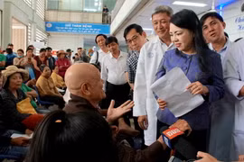 Bộ trưởng Bộ Y tế Nguyễn Thị Kim Tiến thăm hỏi bệnh nhân đang chờ khám bệnh tại Bệnh viện Chợ Rẫy Thành phố Hồ Chí Minh. (Ảnh: Đinh Hằng/TTXVN)
