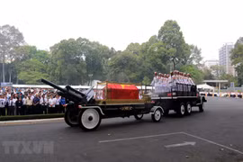 Xe chở linh cữu nguyên Thủ tướng Phan Văn Khải về nơi an nghỉ cuối cùng. (Ảnh: Thanh Vũ/TTXVN)