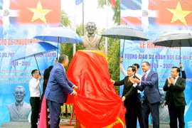 Lễ khánh thành tượng Giáo sư Juan Bosch Gavino. (Ảnh: Nguyễn Dân/TTXVN)
