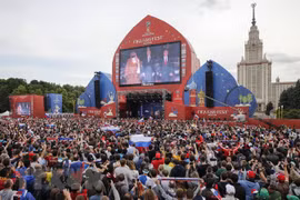 Cổ động viên tại khu Fanzone ở Moskva. (Ảnh: AFP/TTXVN)