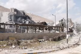 Cảnh đổ nát tại tòa nhà của Trung tâm nghiên cứu khoa học Syria ở quận Barzeh, phía bắc Damascus sau cuộc tấn công của Mỹ, Anh, Pháp ngày 14/4. (Nguồn: AFP/ TTXVN)
