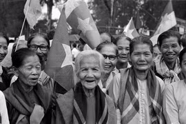 Các bà mẹ có công với cách mạng, đại diện cho đội quân tóc dài trong ngày giải phóng. (Ảnh: Tư liệu TTXVN)