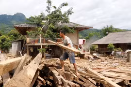 Người dân bản Tủ, xã Sơn Lương, huyện Văn Chấn khắc phục hậu quả mưa lũ. (Ảnh: Việt Dũng/TTXVN)