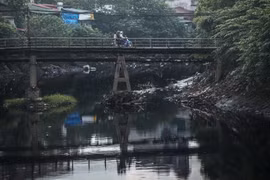 Một đoạn sông Nhuệ tù đọng, đen ngòm. (Ảnh: Trọng Đạt/TTXVN)