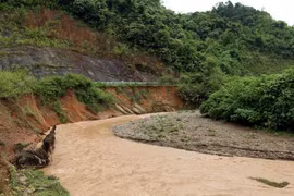 Một cung đường nằm trên vùng có nguy cơ sạt lở đất (đoạn đường vành đai biên giới Pom Lót-Núa Ngam-Huổi Puộc), huyện Điện Biên. (Ảnh: Phan Tuấn Anh/TTXVN)