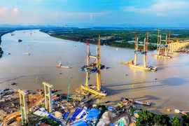 Cầu Bạch Đằng khi đang trong quá trình thi công. (Ảnh: Văn Đức/TTXVN)