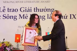 Nhà thơ Hữu Thỉnh, Chủ tịch Hội Nhà văn Việt Nam trao thưởng cho tác giả đạt Giải thưởng Văn học sông Mekong lần thứ 9. (Ảnh: Thanh Tùng/TTXVN)