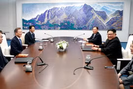 Tổng thống Hàn Quốc Moon Jae-in (thứ 2, trái) và nhà lãnh đạo Triều Tiên Kim Jong-un (thứ 2, phải) tại cuộc hội đàm ở làng đình chiến Panmunjom ngày 27/4. (Nguồn: EPA-EFE/TTXVN)