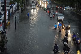 [Photo] Mưa lớn, người dân TP Hồ Chí Minh lại bì bõm trong nước