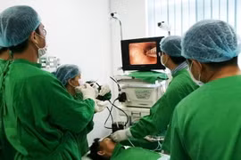 Các bác sỹ Bệnh viện Chợ Rẫy Phnom Pênh thực hiện phẫu thuật nội soi tai mũi họng cho bệnh nhân Campuchia. (Ảnh: TTXVN)