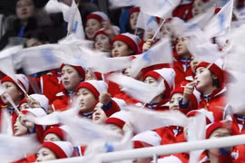 Các cổ động viên Triều Tiên nhiệt thành cổ vũ cho đội nhà thi đấu tại Olympic PyeongChang 2018, Hàn Quốc. (Nguồn: THX/TTXVN)