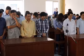 Các bị cáo nghe tòa tuyên án. (Ảnh: Công Mạo/TTXVN)