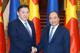 Thủ tướng Nguyễn Xuân Phúc tiếp ngài Miyegombo Enkhbold, Chủ tịch Quốc hội Mông Cổ đang thăm chính thức Việt Nam. (Ảnh: Thống Nhất/TTXVN)