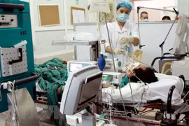 Điều trị cho một bệnh nhân. (Ảnh minh họa: Dương Ngọc/TTXVN)