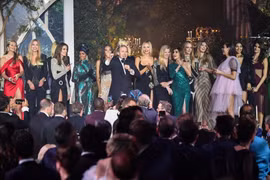 Các nghệ sỹ tham dự Gala amfAR Cinema Against AIDS tại Cap d'Antibes, miền nam Pháp trong khuôn khổ Liên hoan phim quốc tế Cannes. (Nguồn: AFP/TTXVN)