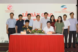 Ký kết văn bản bàn giao hệ thống wifi công cộng trên địa bàn tỉnh Quảng Trị. (Ảnh: Thanh Thủy/TTXVN)