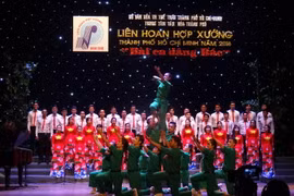 Tiết mục hợp xướng của Trung tâm Văn hóa quận Thủ Đức. (Ảnh: Gia Thuận/TTXVN)