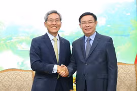 Phó Thủ tướng Vương Đình Huệ đã tiếp ông Yoon Jong Kyoo, Chủ tịch kiêm Tổng Giám đốc Tập đoàn Tài chính Kookmin Hàn Quốc (KB). (Ảnh: Dương Giang/TTXVN)