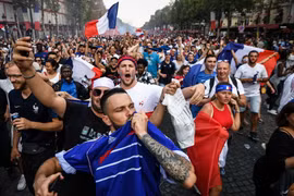 Người dân mừng chiến thắng của đội tuyển Pháp tại World Cup 2018 ở đại lộ Champs Elysées, thủ đô Paris, Pháp ngày 15/7. (Nguồn: AFP/TTXVN)