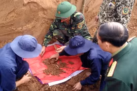 Tìm thấy hài cốt Liệt sỹ tại thôn Tân Mỹ, xã Hải Lệ, thị xã Quảng Trị. (Ảnh: Trịnh Bang Nhiệm/TTXVN)