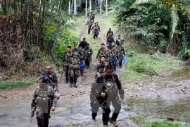 Binh sỹ Philippines tuần tra tại thị trấn Ibanga thuộc đảo Bohol. (Nguồn: EPA/TTXVN)