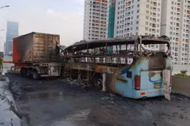 Xe khách bốc cháy dữ dội trên đường vành đai 3, một người tử vong