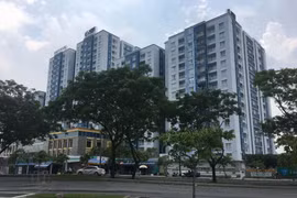 Chung cư Carina Plaza sau hơn 2 tháng xảy ra vụ cháy. Việc sửa chữa khắc phục vẫn chưa được tiến hành. (Ảnh: Thanh Vũ/TTXVN)