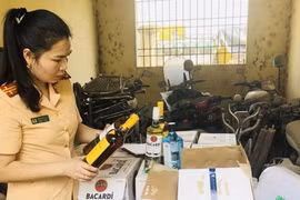  540 chai rượu ngoại không có giấy tờ hợp lệ bị lực lượng cảnh sát giao thông bắt giữ. (Ảnh: Trịnh Duy Hưng/TTXVN)