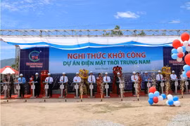 Các đại biểu thực hiện nghi thức phát lệnh khởi công dự án nhà máy điện mặt trời Trung Nam. (Ảnh: Công Thử/TTXVN)