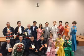 Các thành viên đoàn nghệ thuật sẽ tham gia biểu diễn tại lễ hội. (Ảnh: Nguyễn Tuyến/Vietnam+)