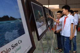 Các em học sinh tham quan triển lãm về Hoàng Sa, Trường Sa của Việt Nam. (Ảnh: Vũ Hoàng Giang/TTXVN)