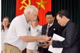 Đại diện tổ chức Cựu chiến binh Mỹ tham chiến tại Việt Nam trao hồ sơ thông tin liệt sỹ Việt Nam cho đại diện Hội Cựu chiến binh Việt Nam tỉnh Quảng Nam. (Ảnh minh họa: Đỗ Trưởng/TTXVN)
