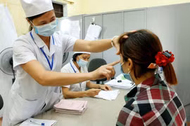 Nhân viên y tế quản lý, kiểm tra sức khỏe, giám sát điều trị ARV cho người nhiễm tại Trung tâm Phòng, chống HIV/AIDS Vĩnh Phúc. (Ảnh: Dương Ngọc/TTXVN)
