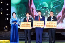 Chủ tịch Quốc hội Nguyễn Thị Kim Ngân trao tượng trưng tiền hỗ trợ cho đại diện các tỉnh. (Ảnh: Trọng Đức/TTXVN) 