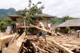 Người dân bản Tủ, xã Sơn Lương, huyện Văn Chấn khắc phục hậu quả mưa lũ. (Ảnh: Việt Dũng/TTXVN)