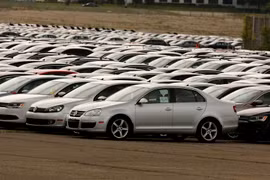 Ôtô của Tập đoàn Volkswagen và Audi tại một bãi đỗ xe ở Michigan, Mỹ. (Nguồn: AFP/TTXVN)