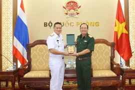 Thượng tướng Phạm Ngọc Minh tặng quà cho Cục trưởng Cục Thủy đạc Hải quân Hoàng gia Thái Lan Winai Maneeprag. (Ảnh: Hồng Pha/TTXVN)