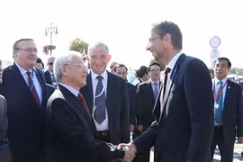 Thị trưởng thành phố Szentendre, ngài Verseghi-Nagy Miklós đón Tổng Bí thư Nguyễn Phú Trọng tại Quảng trường thành phố. (Ảnh: Trí Dũng/TTXVN)