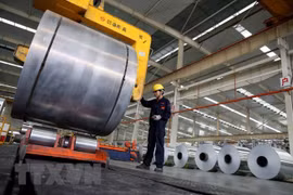 Công nhân làm việc tại một nhà máy sản xuất nhôm ở Hoài Bắc, tỉnh An Huy, Trung Quốc. (Nguồn: AFP/TTXVN)
