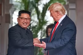 Tổng thống Mỹ Donald Trump (phải) và nhà lãnh đạo Triều Tiên Kim Jong-un tại cuộc hội đàm ở Singapore ngày 12/6. (Nguồn: THX/TTXVN)