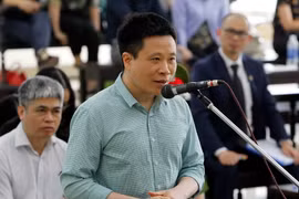 Bị cáo Hà Văn Thắm, nguyên Chủ tịch Hội đồng quản trị OceanBank trả lời các câu hỏi của Hội đồng xét xử. (Ảnh: Văn Điệp/TTXVN)