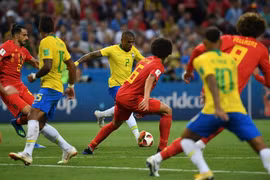 Tình huống tranh bóng giữa các cầu thủ Brazil và Bỉ. (Ảnh: THX/TTXVN)
