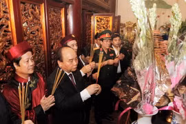 Thủ tướng Nguyễn Xuân Phúc và các đại biểu dâng hương tại Đền Thượng. (Ảnh: Lâm Khánh/TTXVN)