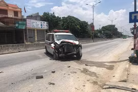 Xe cứu thương mất lái đâm thẳng vào tiệm tạp hóa bên đường