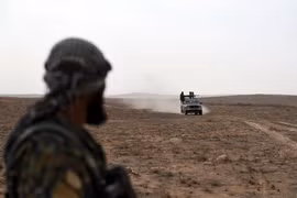 Lực lượng Chính phủ Syria tuần tra tại Sawwan, tỉnh Aleppo khi chuẩn bị tiến vào sân bay quân sự Abu al-Zuhur thuộc tỉnh Idlib ngày 19/11. (Nguồn: AFP/ TTXVN)