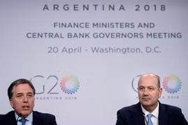 Bộ trưởng Tài chính Argentina Nicolas Dujovne (trái). (Nguồn: AFP/TTXVN)
