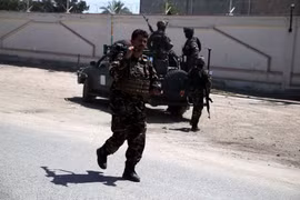Lực lượng an ninh Afghanistan được triển khai tới hiện trường vụ tấn công ở Jalalabad ngày 8/6. (Nguồn: EPA/TTXVN)